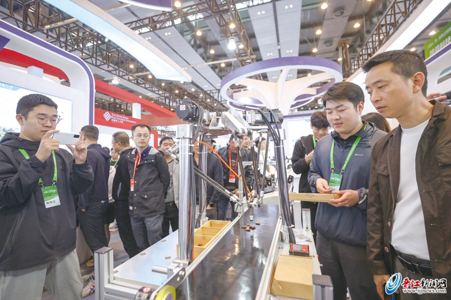 20240411福州大学专馆工作人员向客商展示高速抓取分拣并联机器人.jpg