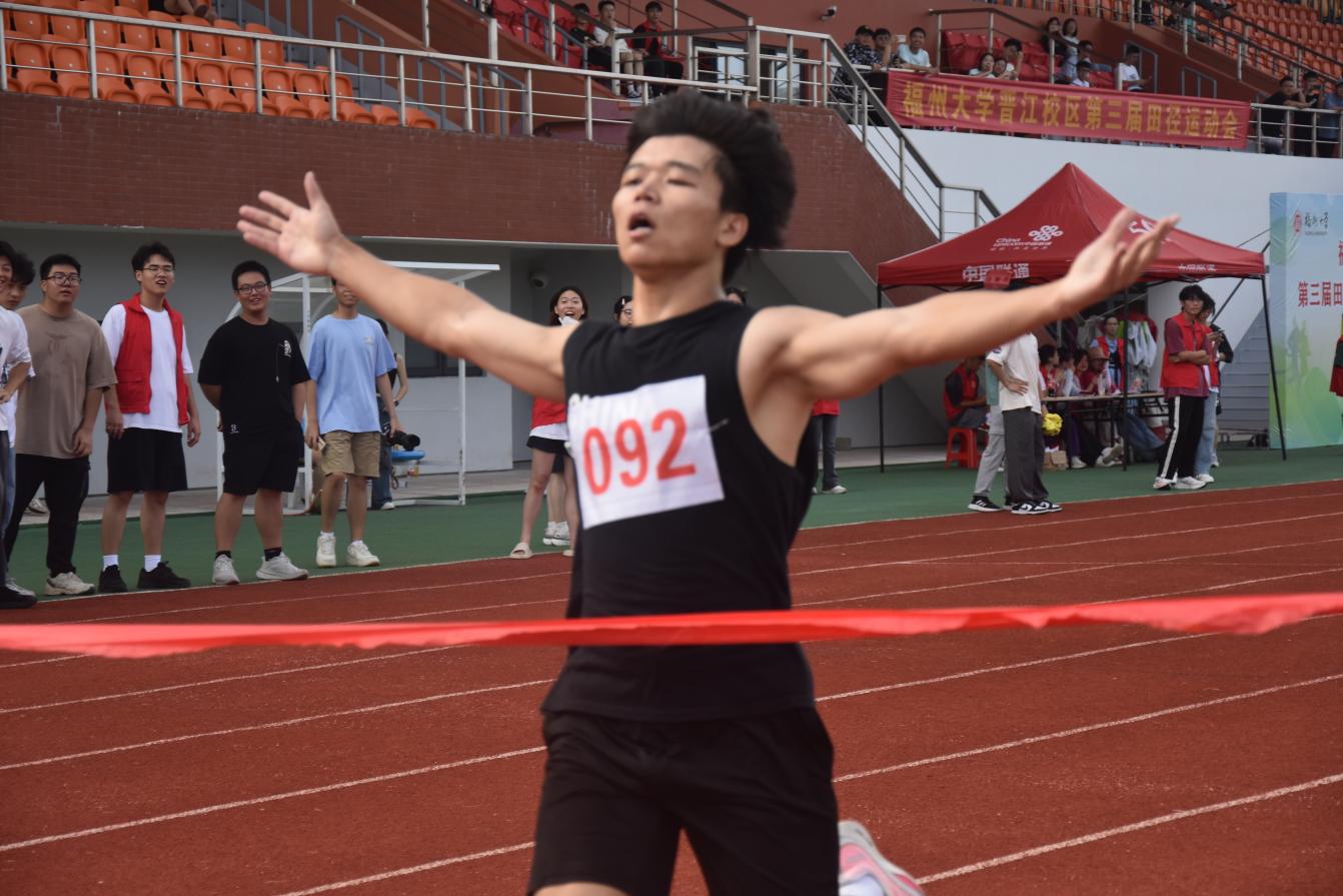 男子1500米冲线