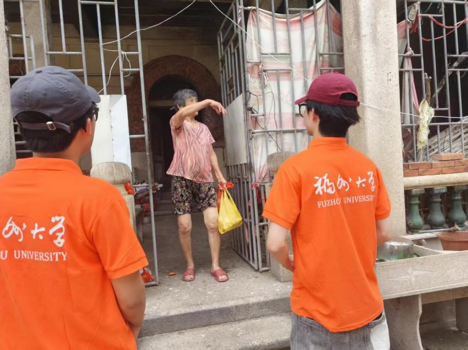 实践队与原住民热情交谈