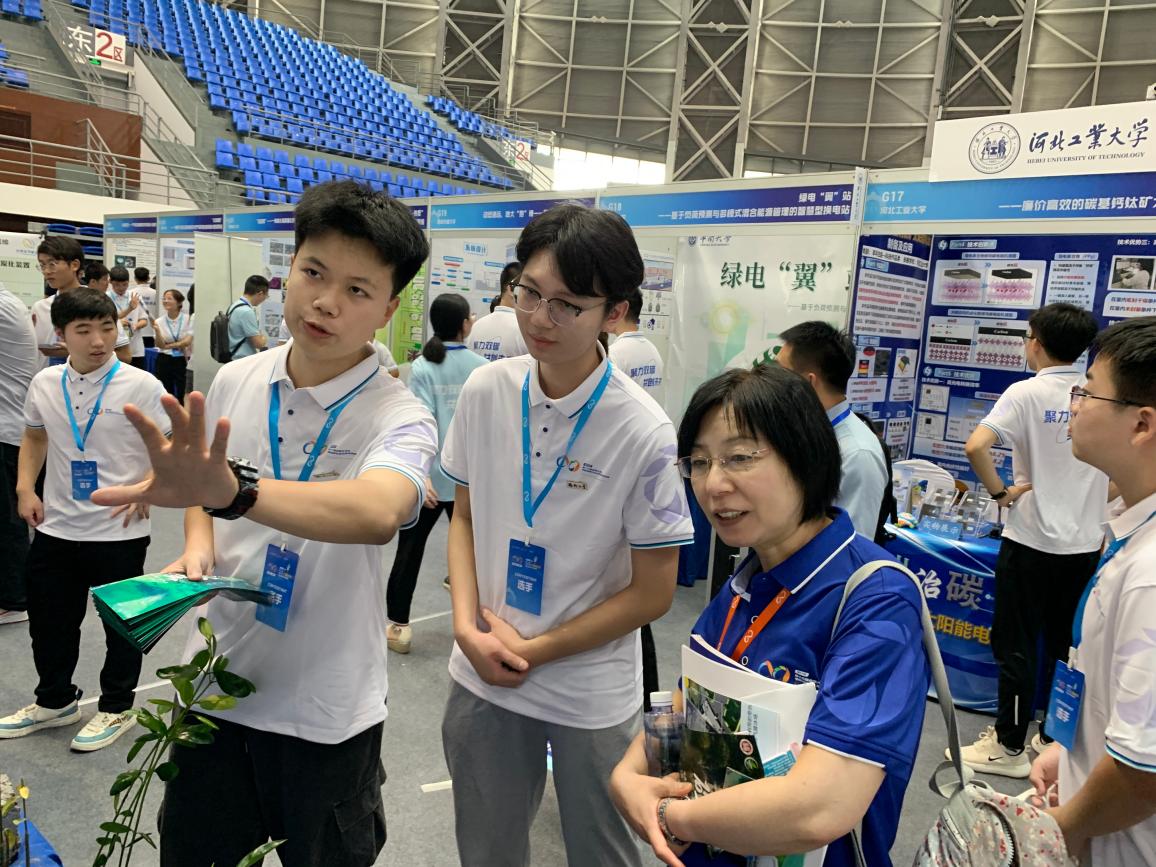 d74LkEABOid4wKvFBc8Hyai77wasnfIo2uc7yjUg.png 项目成员向评委介绍产品