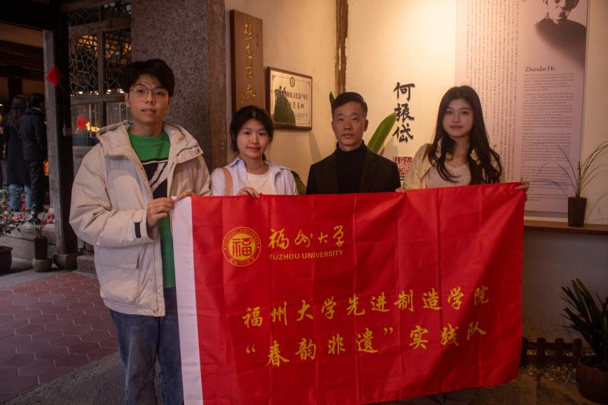 r8kbvpu2YWsaKcFHVqf5Xe8fiThNsfVJTd87O0cD.png 实践队与寿山石工艺传承者张志在合照