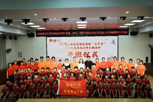 w1rnwv6u5Exp0M4DrsAPSC1w5Z7eklL5PGhksBth.png 大厅里站着许多观众描述已自动生成