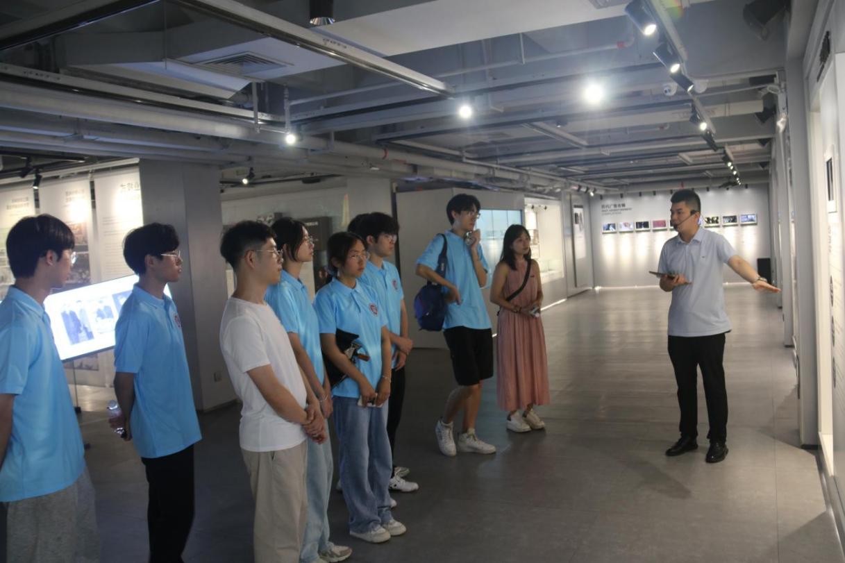 队员们认真听讲