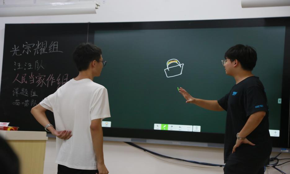 Ja7HWxJyfJFOwSyEE9wJ8zLasRBqLFUrRi1Seyux.png 男孩在电视前玩游戏AI 生成的内容可能不正确。