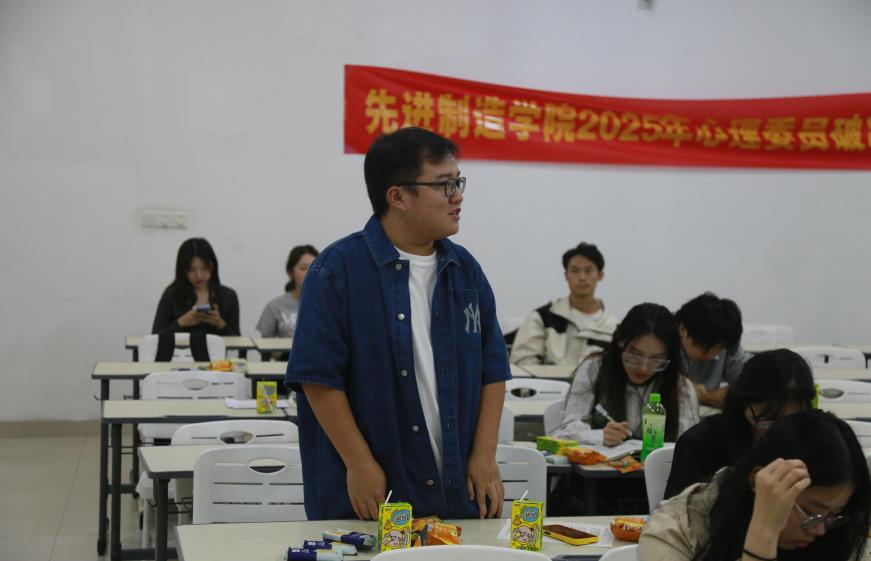 tIJslW1b6ettYU9VX4cGFUaUo1eQGxm4Cnl8WmdJ.png 一群人站在桌子边AI 生成的内容可能不正确。