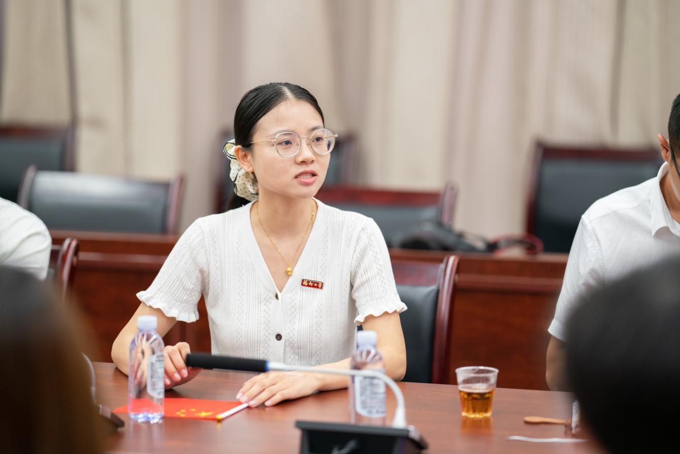 VdXHTUoMD0AlUf5fhwm8UdYSM9iZCOjgs3dGzDby.png 晋江校区收看阅兵后师生座谈会 教师发言-庄卓臻 摄
